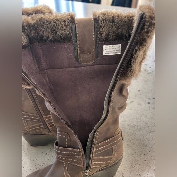 Clarks Boots - Picture 3 of 9